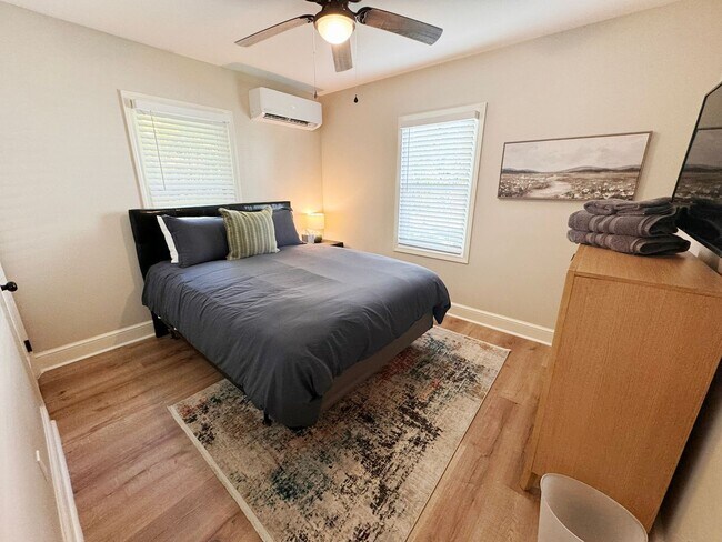 Building Photo - Renovated 2 Bed 1 Bath Home