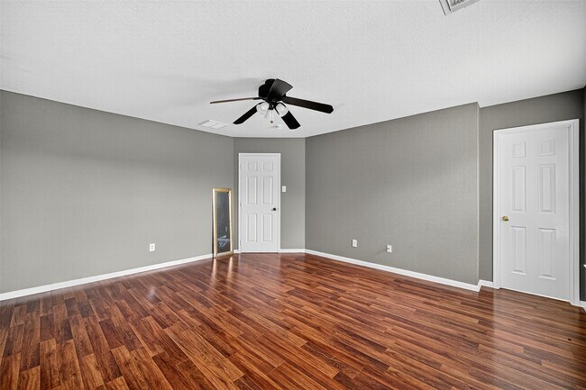 Building Photo - 5615 W Harrow Dr