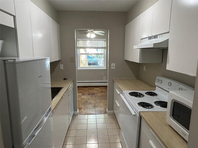 Building Photo - 1102 Town House Village