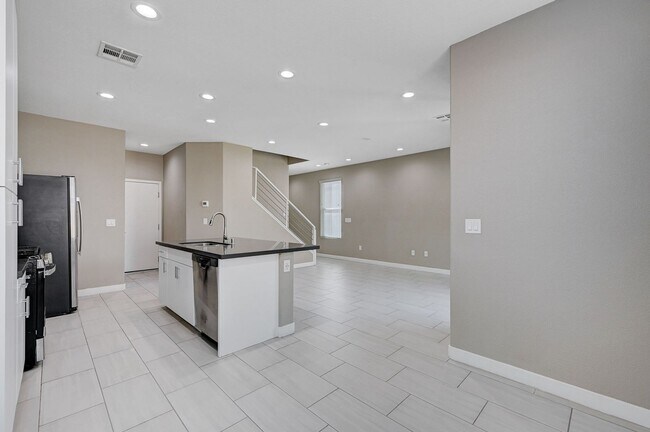 Building Photo - 2022 Single Family Home: 50% off first mon...