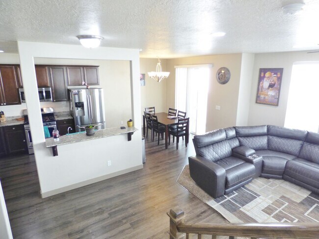 Building Photo - Great 4 Bd 3.5 Bath Townhome