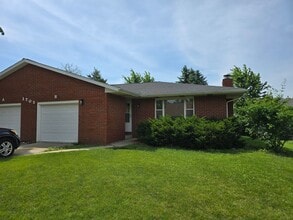 Building Photo - Cute 2-bedroom duplex in Normal!