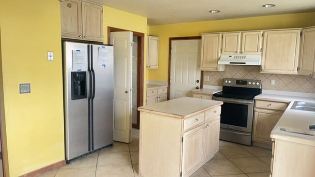 Building Photo - Great location Quaint Orem Home w 2 car garage!