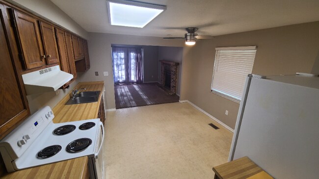 Building Photo - 8763 Meadowcreek Dr