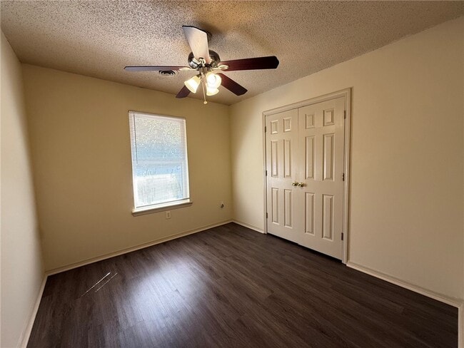 Building Photo - 2310 N Raven Ln