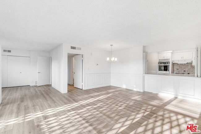 Building Photo - 825 S Gretna Green Way