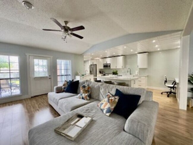 Building Photo - Fully renovated executive home