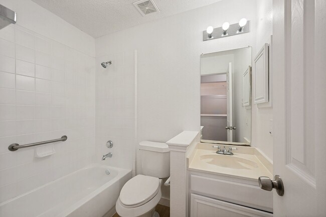 Building Photo - 5518 Heathercrest Dr
