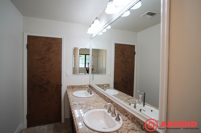 Building Photo - Gorgeous Northwest Bakersfield Home with H...