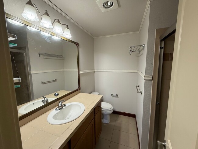Building Photo - Experience Comfortable Living at The Camde...