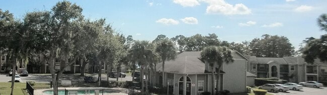 Building Photo - Beautiful 1/1 Wood Floor Condo With a Beau...