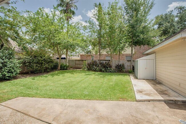 Building Photo - 2109 Enchanted Lake Dr