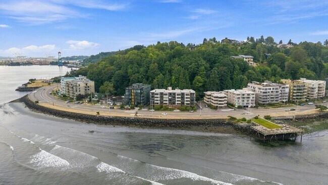 Building Photo - Enormous Waterfront Alki Condo w/ Stunning Views