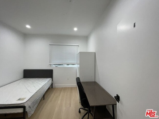 Building Photo - 1340 W 37th St