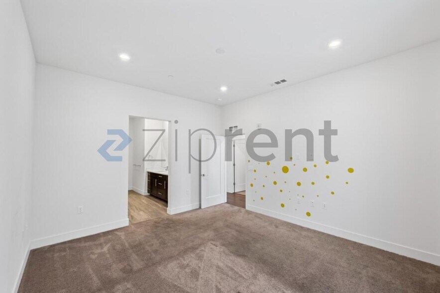 Building Photo - Unit 30