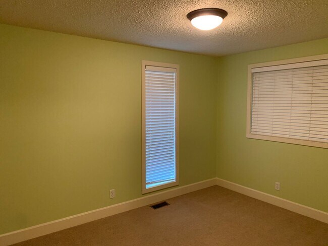Building Photo - Beautiful South Eugene Home