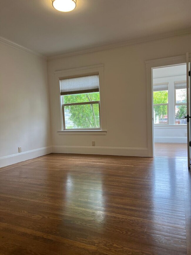 Building Photo - Charming Outer Sunset 2 BDRM WITH SUNROOM Home Just Steps from Ocean Beach!