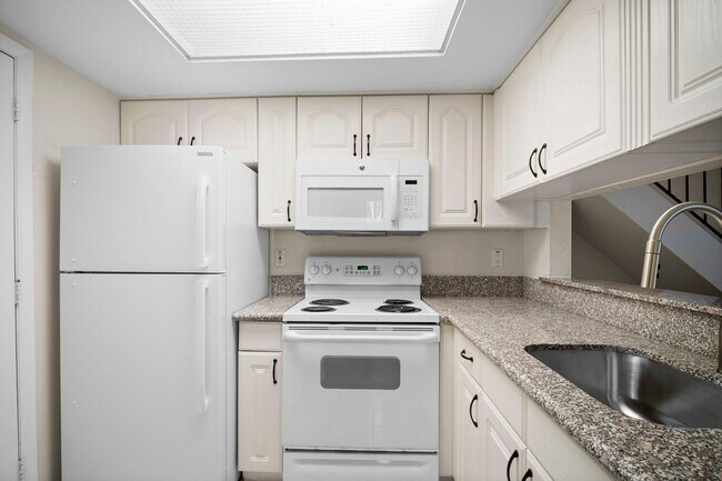 Building Photo - Beautiful Two-story condo 2bedrooms 2 bath...