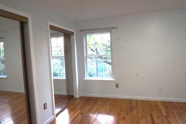 Building Photo - 342 Forrest St