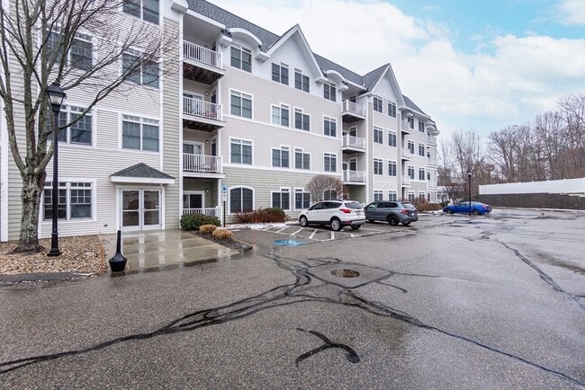 Building Photo - 614 Pond St