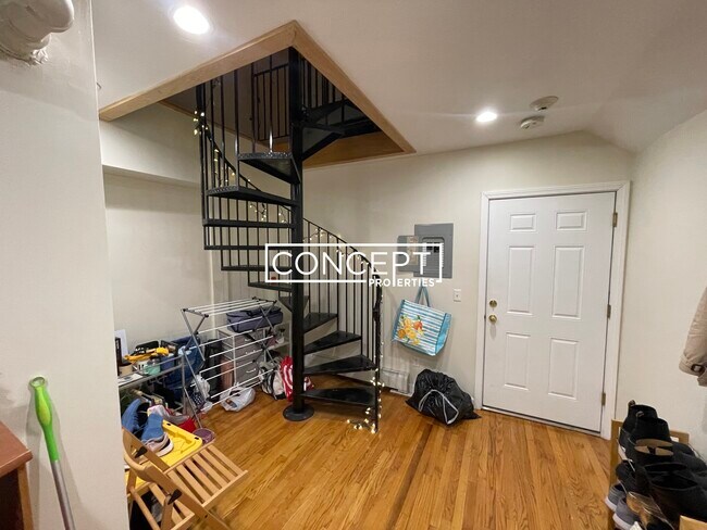 Building Photo - 18 Euston St