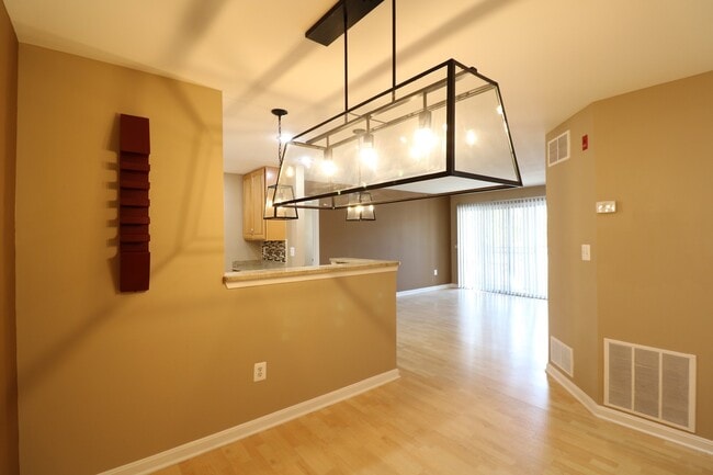 Building Photo - Spacious 2BD/2BA Condo with Balcony in Fou...