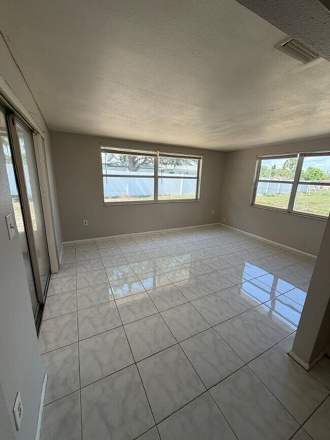 Building Photo - 6935 Twilite Dr