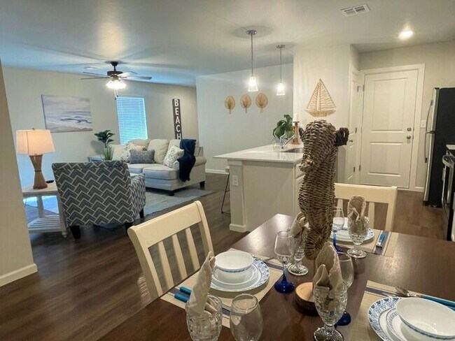 Building Photo - 3 Bed 2 Bath 2 Car Duplex Freedom Villas in Midwest City, OK