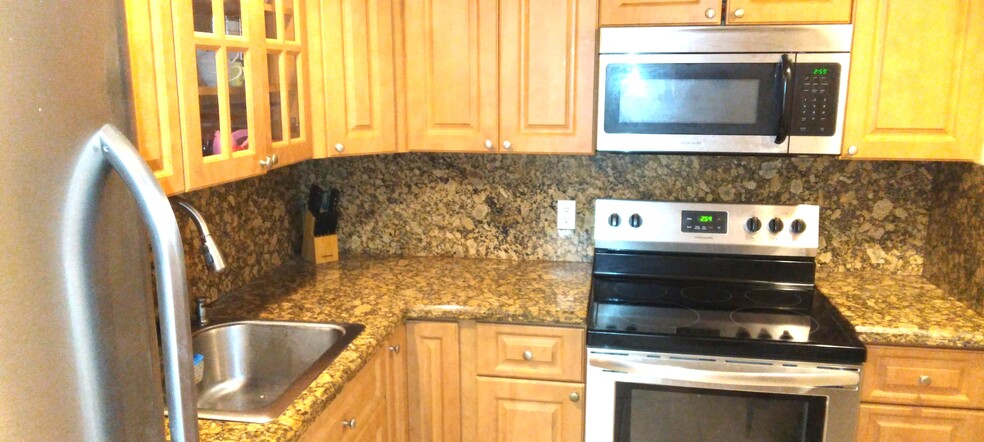 Updated kitchen, stainless steel appliances - 800 West Ave