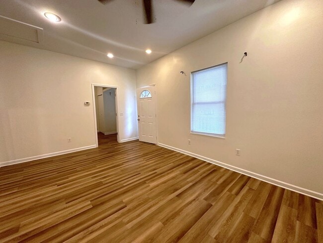 Building Photo - Fernandina Bungalow! Close to Downtown and the beach!