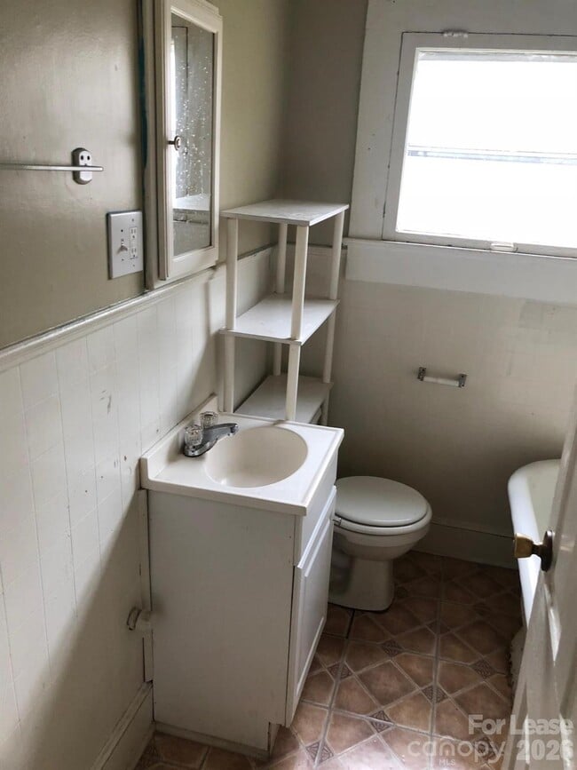 Building Photo - 656 E Sharpe St