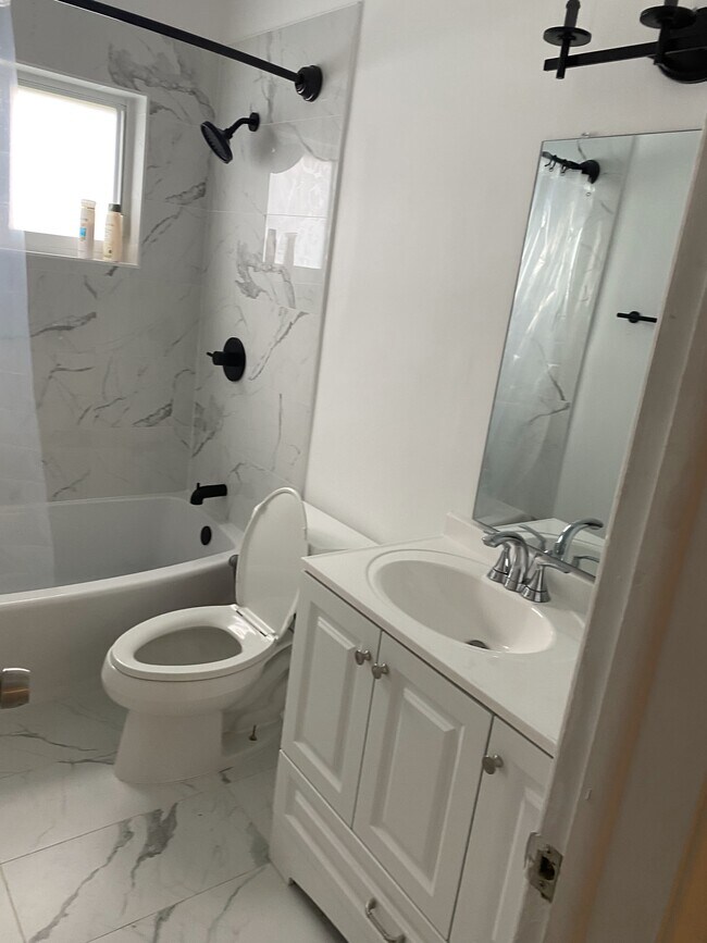 Building Photo - 2856 NE 5th Ave