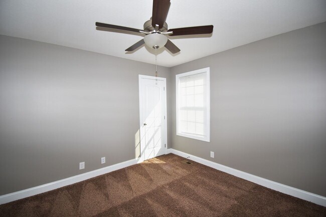 Building Photo - 3 Bedroom Pet Friendly Home For Rent in Chalet Hills!