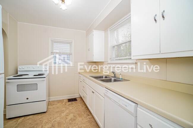 Building Photo - 1714 Bide A Wee Park Ave