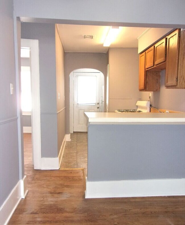 Building Photo - 1 BED 1 BATH 1 CAR DETACHED GARAGE CRESTWO...