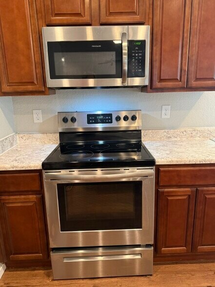 Smooth -top stainless electric stove with built-in microwave, vent hood. - 5074 W Claxton Circle