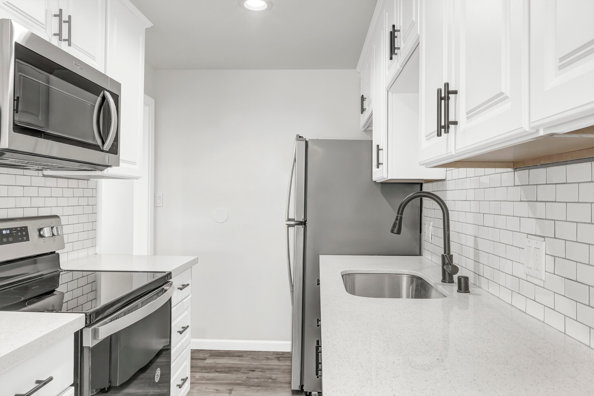 Building Photo - 10607 Des Moines Memorial Dr S