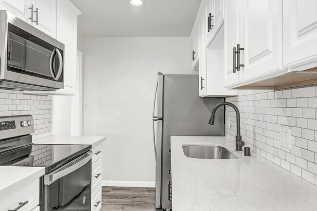 Building Photo - 10607 Des Moines Memorial Dr S