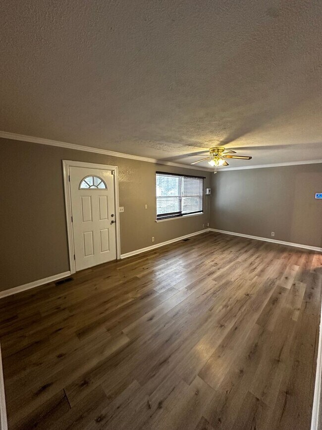 Building Photo - 3 Bedroom 1 bath