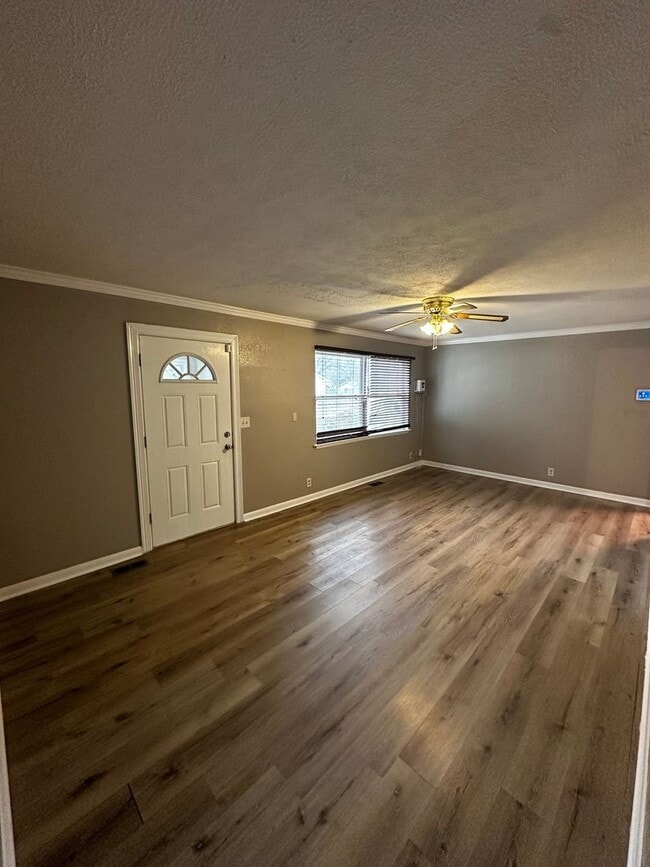 Building Photo - 3 Bedroom 2 Bath home | Fenced in back yard | In Town