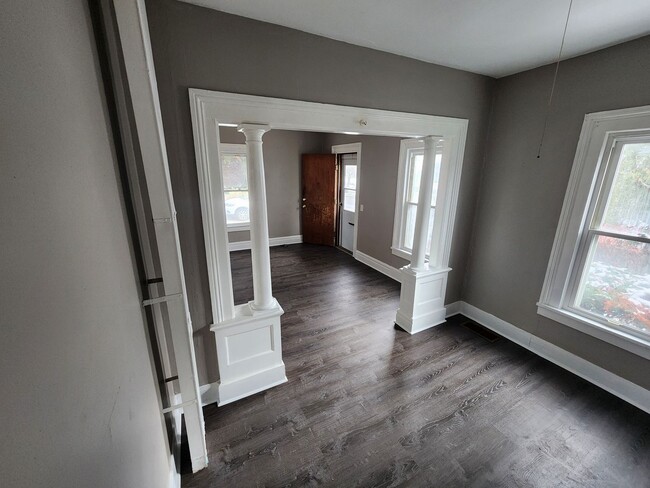 Building Photo - Three Bedroom Single Family Home!