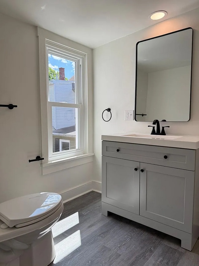Building Photo - FULLY RENOVATED TOP TO BOTTOM!