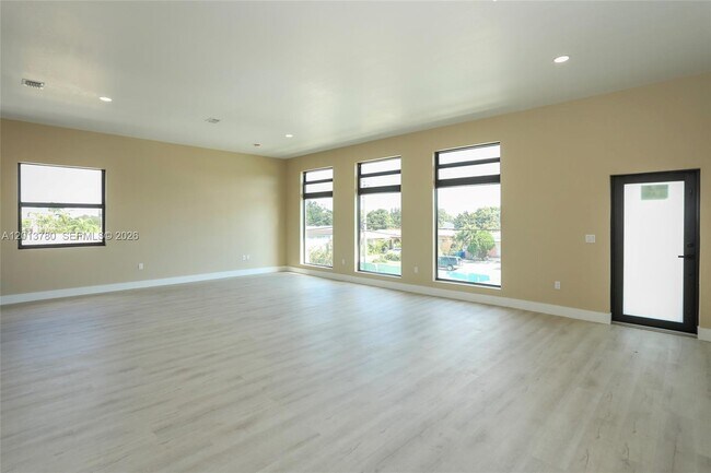 Building Photo - 120 SW 35th Ave