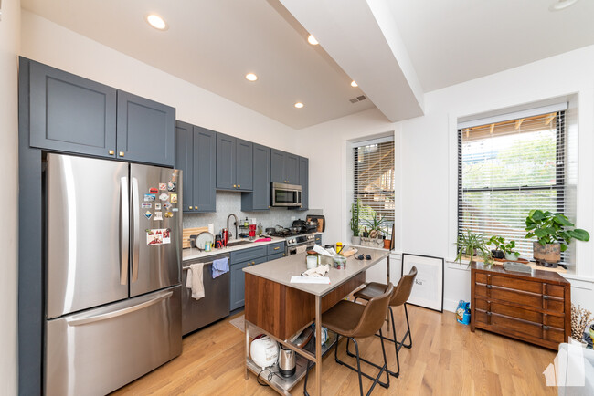 Building Photo - Gorgeous 3 bed 2 bath in heart or wrigleyv...