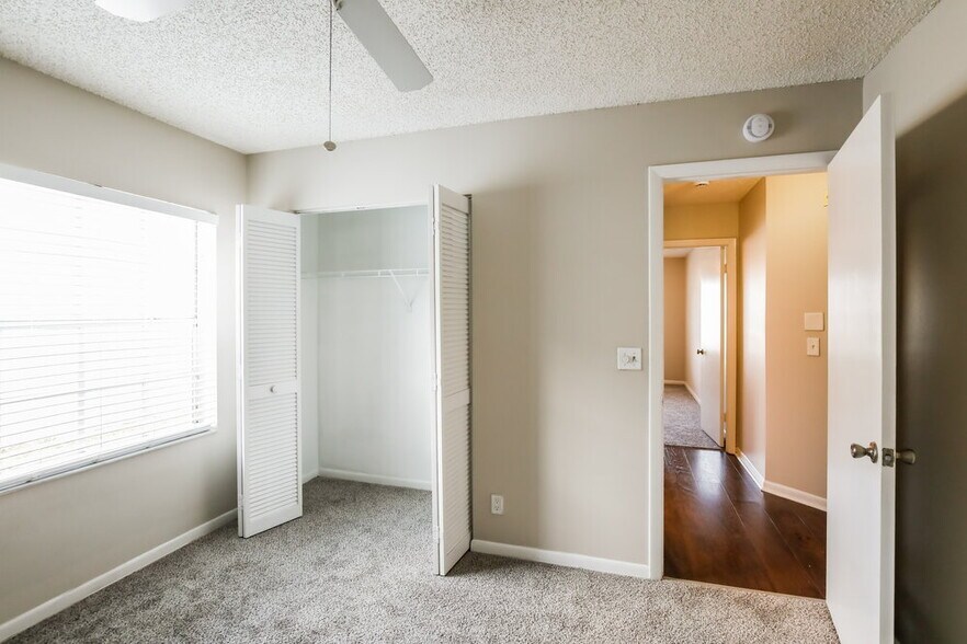 Building Photo - 333 W Riverbend Dr