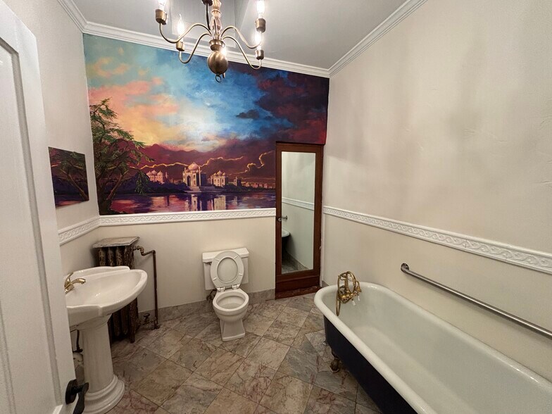 Building Photo - 941 W 7th St