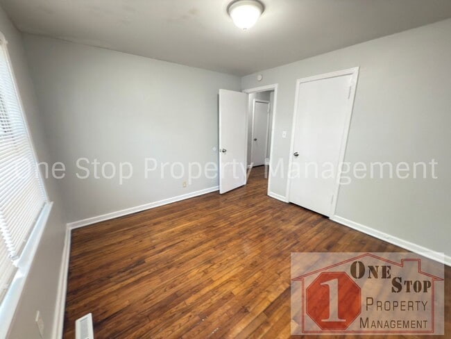 Building Photo - Beautiful 2 Bedroom 1.5 Bathroom in Kansas...