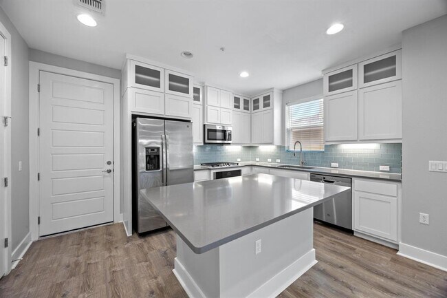 Building Photo - 2222 Simond Ave