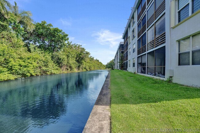 Building Photo - 106 Royal Pk Dr