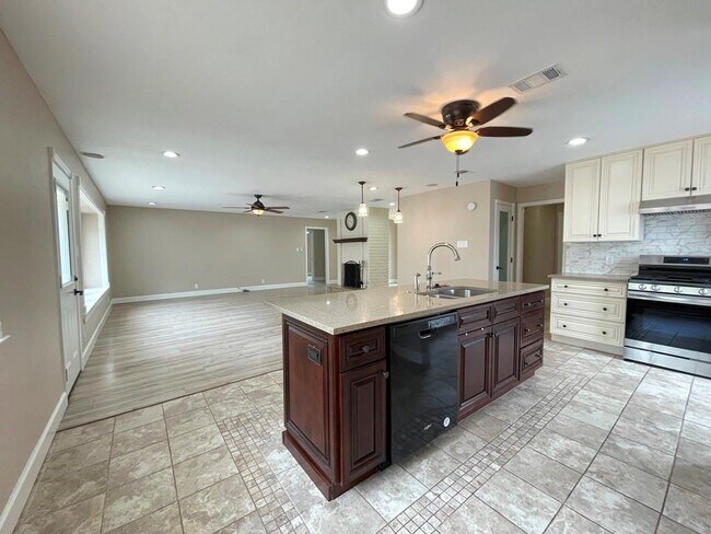 Building Photo - 710 Andover Dr